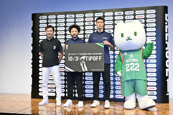 フォトセッションに臨むブレックスの田臥（中央）と高島（右）＝１日午後、東京都中央区のＴＯＤＡ　ＨＡＬＬ