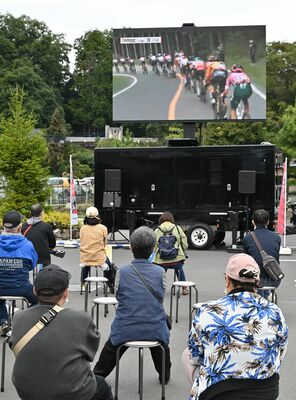 パブリックビューイングでレースに見入る観光客ら