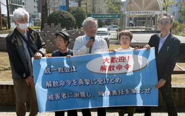 　東京高裁決定を受け、アピールする橋田達夫さん（中央）ら＝４日午後、高知市