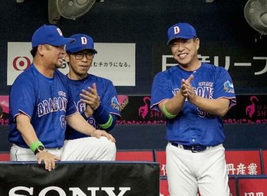 　７回、細川の２点打に笑顔を見せる中日・井上監督（右）＝京セラドーム