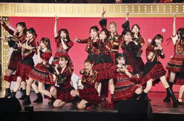 「大声ダイヤモンド」を歌うAKB48=日本武道館