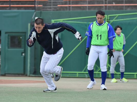 栃木ＧＢのトライアウトで３０メートルダッシュに臨む元ヤクルト中山（左）＝鹿窪運動公園野球場