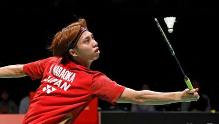 　男子シングルス決勝　西本拳太と対戦する奈良岡功大＝熊本県立総合体育館