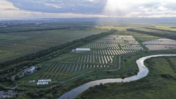 釧路湿原周辺に建設された大規模太陽光発電所=8月、北海道釧路町