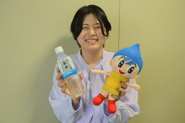 モンドセレクション金賞を受賞した「泉水」（左）と上下水道局マスコットキャラクター「水道ぼうや」