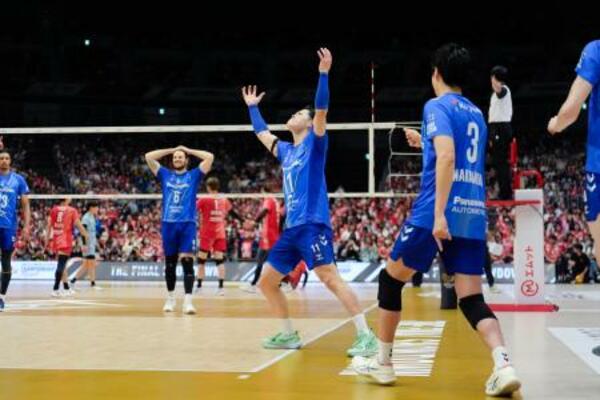 　サントリーに勝利し優勝を決め、喜ぶ大阪Ｂ・西田（中央）＝横浜アリーナ