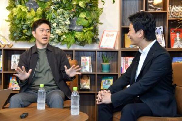 　インターネットメディア「ＲｅＨａｃＱ九州」の番組に出演した日本維新の会の吉村代表（左）と福岡市の高島宗一郎市長＝２５日午後、福岡市