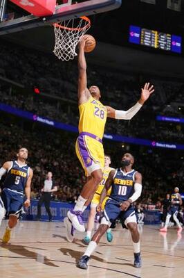 　ナゲッツ戦で攻めるレーカーズの八村＝デンバー（ＮＢＡＥ・ゲッティ＝共同）