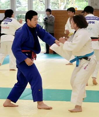 　柔道の練習会で女子選手（右）と稽古する男子の田中龍雅＝２５日、東京都多摩市