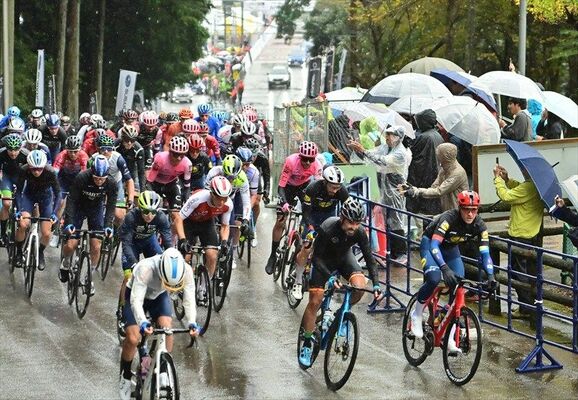 雨の中、急な坂道を力強く上る選手たち＝15日午前10時、宇都宮市森林公園周回コース