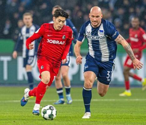 　ヘルタ戦で競り合うフライブルクの鈴木唯（左）＝ベルリン（共同）