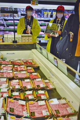 育てた牛の肉を自らＰＲする宇都宮白楊高の生徒