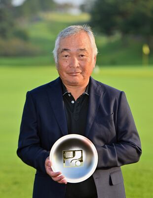 シニアの部で初優勝し、銀盃を手にする新井（宇都宮）＝28日午後４時15分、烏山城ＣＣ