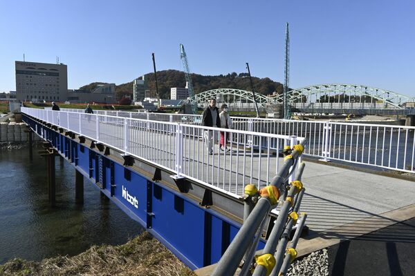 中橋（奥）の下流に設置された歩行者・自転車用仮設通路
