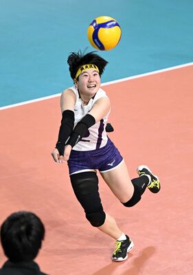 第１セット、ライン際のボールに反応する国学栃木の主将・星＝東京体育館、森田大地撮影
