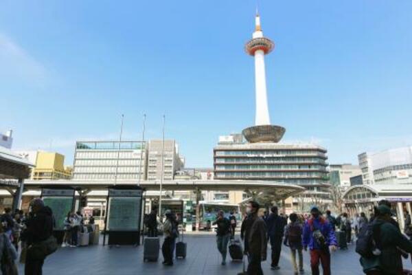観光客らが行き交う京都駅前=24日、京都市下京区