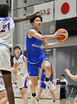 第４クオーター３分、白鴎大の伊藤（中央）がシュートを決める＝駒沢体育館、広瀬華撮影