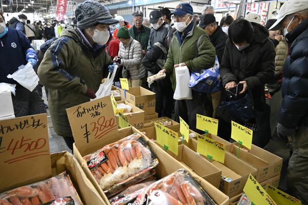 買い物客でにぎわう県南地方卸売市場