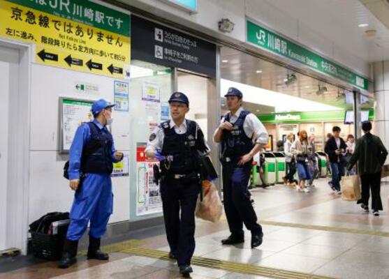 JR川崎駅で活動する警察官ら=10日午後