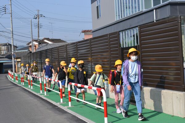 明治機械足利事業所が整備した歩道で登校する児童

