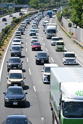 行楽地などへ向かう車で渋滞する東北道下り線＝2日午前10時10分、宇都宮市宝木本町