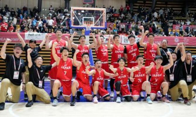 アルゼンチンに勝利しポーズをとる選手ら=大田区総合体育館