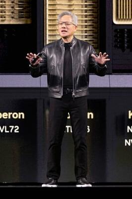 　講演するエヌビディアのジェンスン・フアンＣＥＯ＝１６日、米カリフォルニア（ゲッティ＝共同）