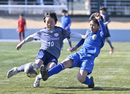 後半6分、FCグラシアス(宇河)のDF田崎(右)が滑り込んでシュートを狙う=宇都宮市サッカー場、湯田大士撮影