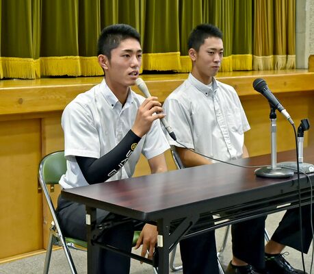 Ｕ18アジア選手権終了後に記者会見し、大学進学を表明した入江。左は今井（現西武）
