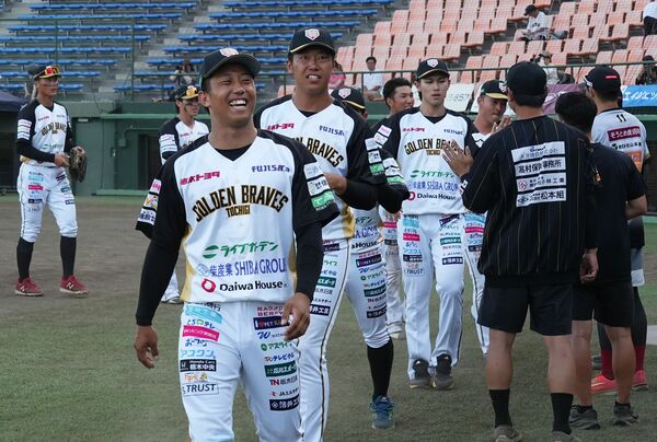 6月21日の山梨戦に勝ち、チームメイトと喜ぶ栃木GBの選手たち