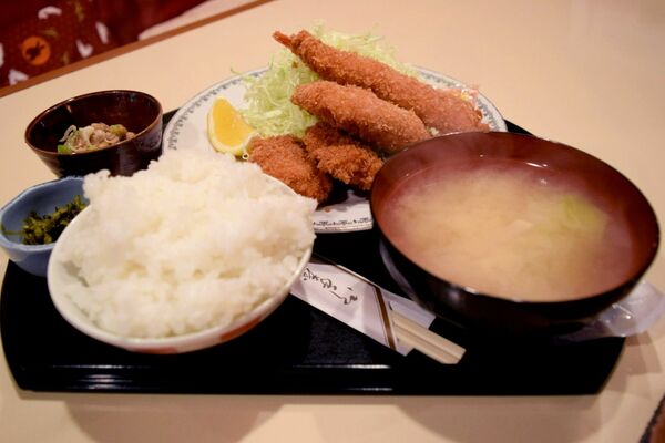 ボリューム満点で人気を集める味希の「ミックスフライ定食」