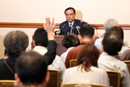 　経済同友会の代表幹事として記者会見に臨む新浪剛史氏＝３日午後、東京都千代田区