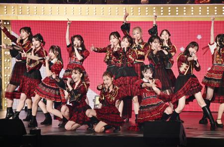　「大声ダイヤモンド」を歌うＡＫＢ４８＝日本武道館