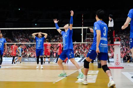 　サントリーに勝利し優勝を決め、喜ぶ大阪Ｂ・西田（中央）＝横浜アリーナ