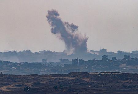 17日、パレスチナ自治区ガザ北部で上がる煙=イスラエル南部スデロトから撮影(共同)