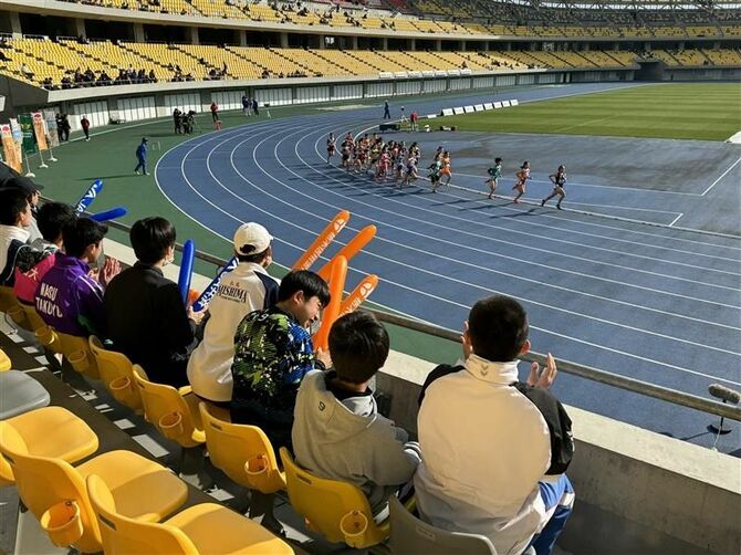 勢いよくスタートを切った中学生女子の選手たち
