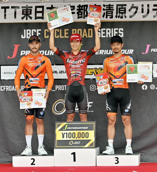 表彰式で笑顔を見せる優勝したブリッツェンの岡（中央）