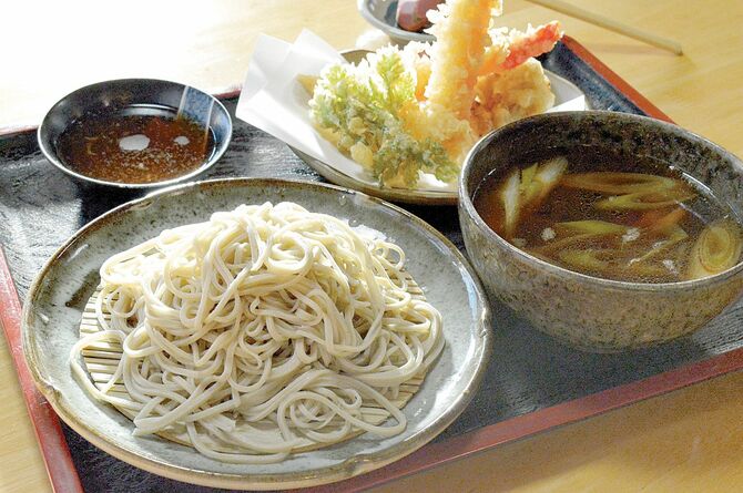 鴨肉とネギがたっぷりの「かも汁そば」とカラッと揚がった「えび天ぷら」