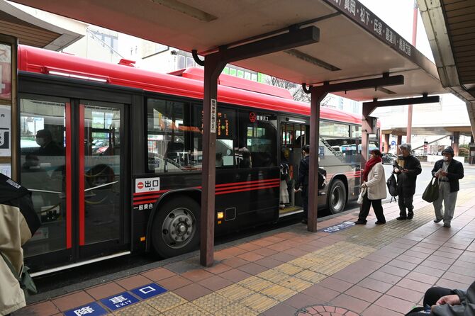 関東バス１４番乗り場＝２０日午後、宇都宮市内