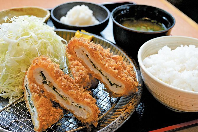 　　柔らかくサクサクの一品。キャベツ、ご飯の大盛りも無料