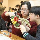親子で一緒にしめ縄作り デザイン考え、飾り付けて... JAしもつけが…