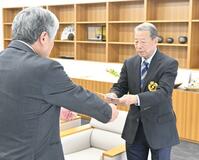 基金寄付第１号 市に１２万円託す