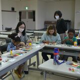外国人親子が繭人形作り　小山市国際交流協会　６組14人、伝統文化学ぶ