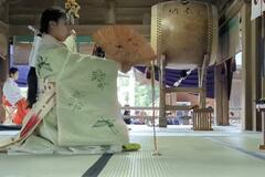 女子児童２人が「浦安の舞」奉納