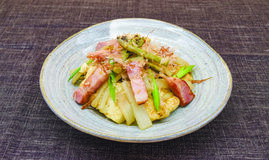 ウドのチャンプルー食感が楽しい、クセになる味