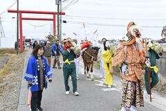 御神馬やみこし地元を練り歩き