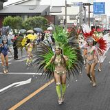 海外友好都市の市長から五輪選手、サンバチームまで　栃木・真岡市が70年祝うパレード、沿道に５千人