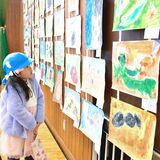 好きな昆虫、アリアリと表現　がんバッタ園児350人の絵を展示中　大田原で11日まで