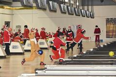 “サンタ”ボウリング満喫