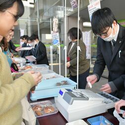 宇都宮青葉高等学園の生徒が販売会　パンと焼き菓子は30分で完売